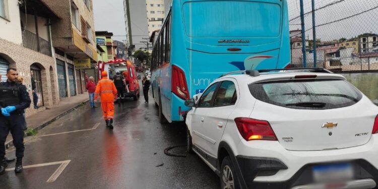 Colisão entre carro e ônibus em Conselheiro Lafaiete