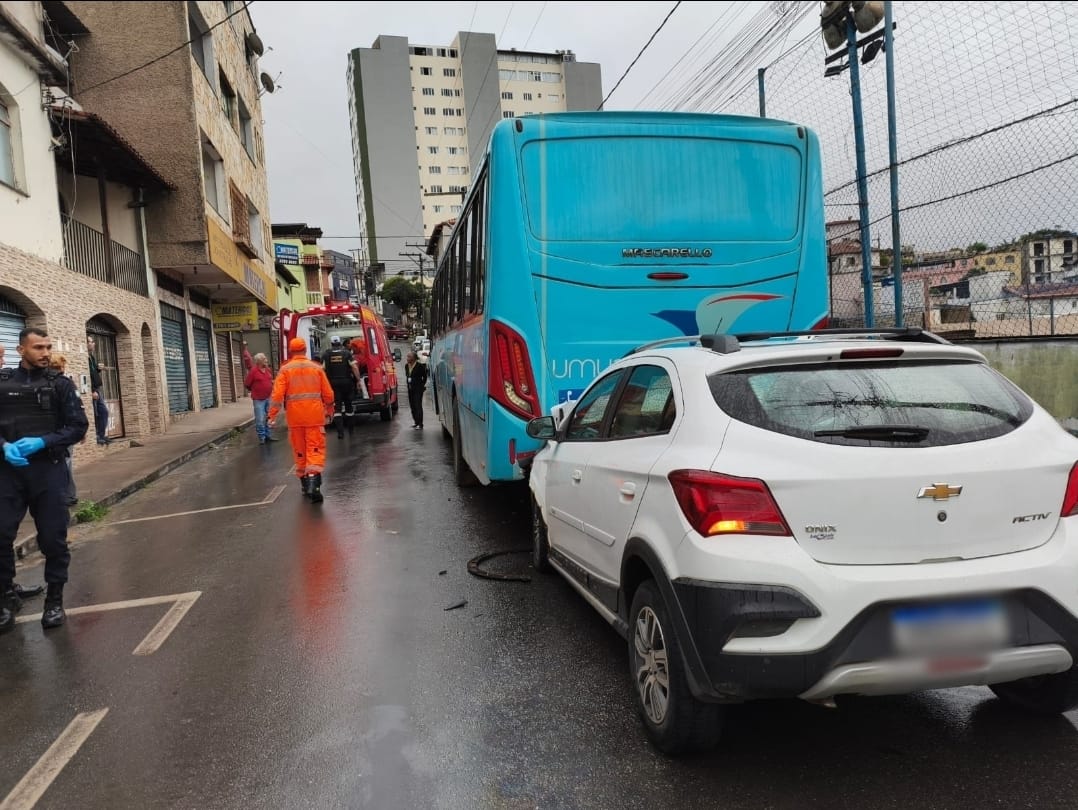Colisão entre carro e ônibus em Conselheiro Lafaiete