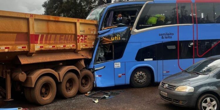 Acidente entre ônibus e carreta afeta trânsito na BR-040