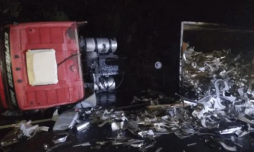 BR-040 é totalmente liberada após carreta tombar em Oliveira Fortes