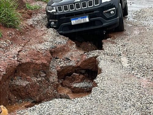 Carro cai em vala em rua esburacada no Novo Horizonte