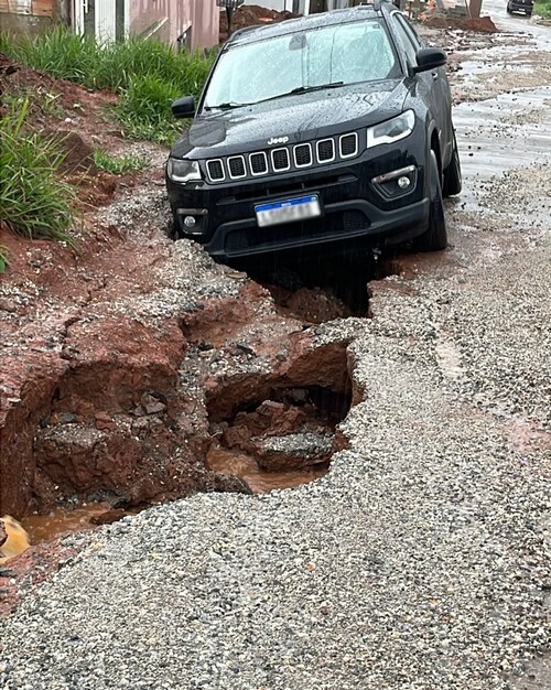 Carro cai em vala em rua esburacada no Novo Horizonte