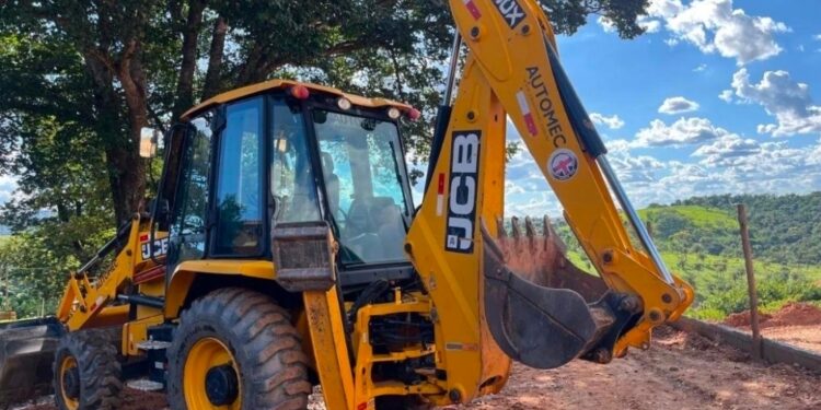 PM recupera retroescavadeira furtada de obra da Prefeitura em Lafaiete