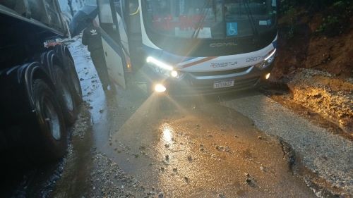 Ônibus atola e buracos complicam acesso no bairro Novo Horizonte