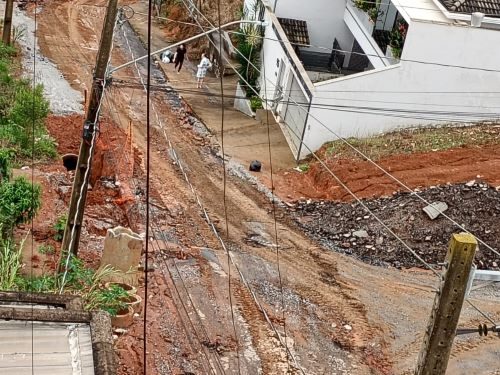 Ônibus atola e buracos complicam acesso no bairro Novo Horizonte