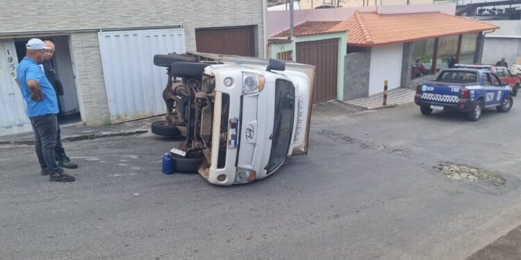 Veículo tomba após falha nos freios no bairro São João