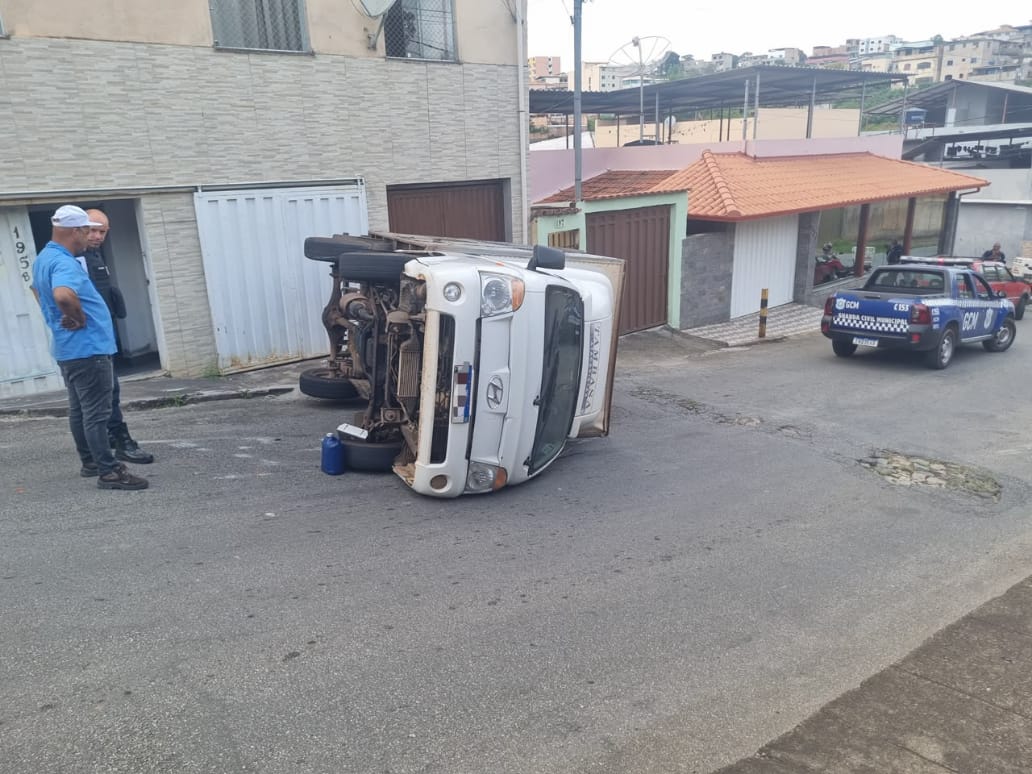 Veículo tomba após falha nos freios no bairro São João