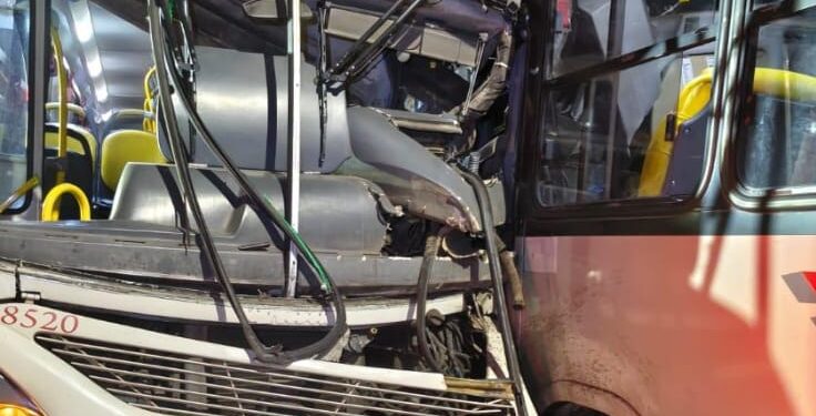 Colisão entre dois ônibus deixa seis feridos em São João del-Rei