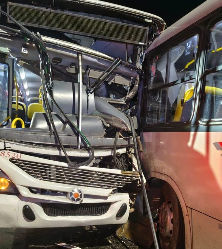 Colisão entre dois ônibus deixa seis feridos em São João del-Rei