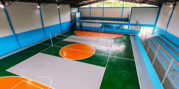 Santana dos Montes inaugura centro poliesportivo