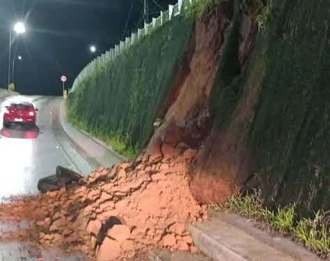 Barranco desmorona e estreita pista em viaduto de Carandaí