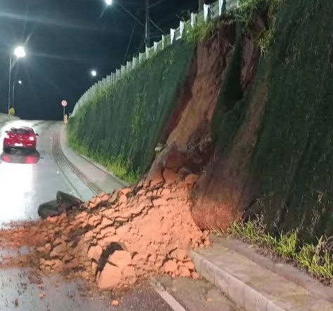 Barranco desmorona e estreita pista em viaduto de Carandaí