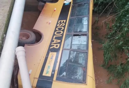 Ônibus da frota escolar termina dentro de rio em Cipotânea