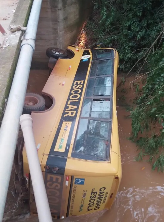 Ônibus da frota escolar termina dentro de rio em Cipotânea